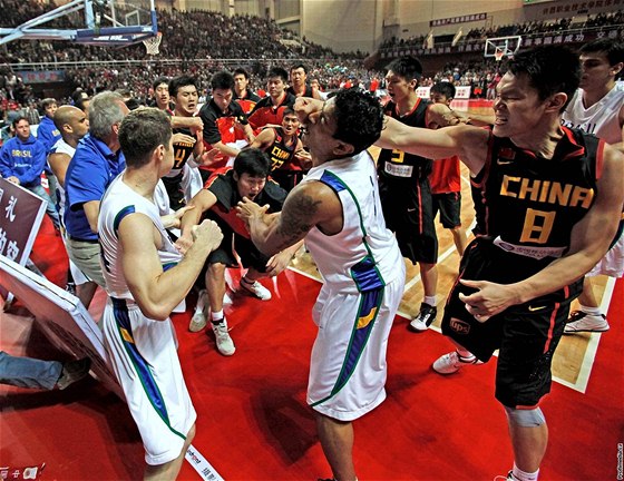 Hromadná bitka mezi ínskými a brazilskými basketbalisty bhem pípravného zápasu.