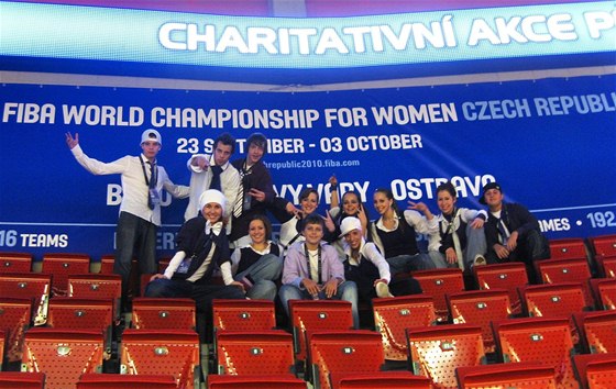 Karlovarská taneční skupina Rappresent bavila diváky během mistrovství světa basketbalistek.
