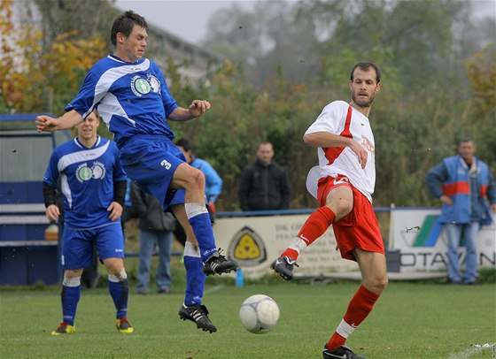 Fotbalisté Třeboně (v modrém) podlehli v divizi doma Voticím 1:3.