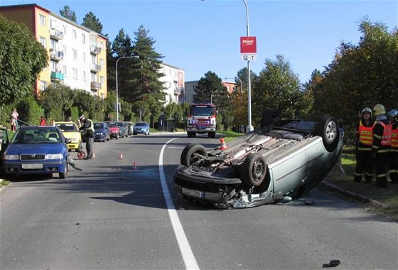 idika dostala po nárazu do felicie smyk a pevrátila auto na stechu.