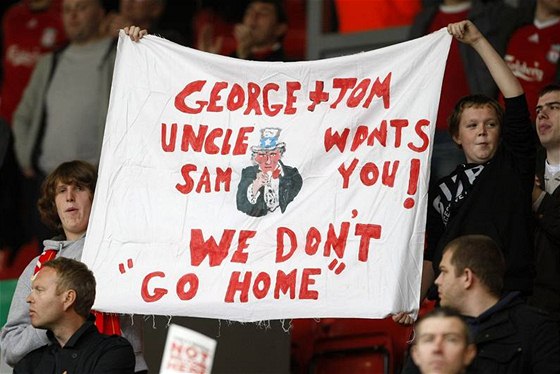 VZKAZ. Fanouci Liverpoolu vzkazují stávajícím americkým majitelm: Chce vás strýek Sam, my ne. Vrate se dom.