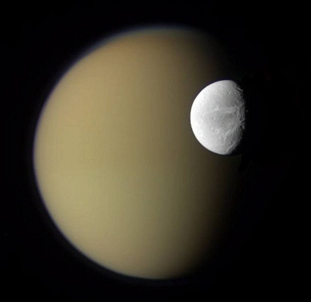 M�síce Saturnu: Dione a Titan