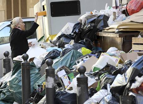 Marseille se top v odpadcch, ke stvce odbor se pipojili i popeli. (18. jna 2010)