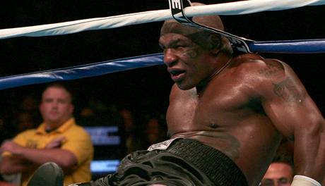 Červen 2005: Tysona si v ringu vychutnal irský boxer McBride. Železný Mike pak ohlásil konec kariéry