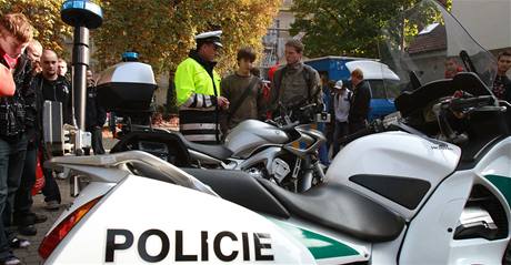 Policist uili mlad motorke bezpenosti na silnicch