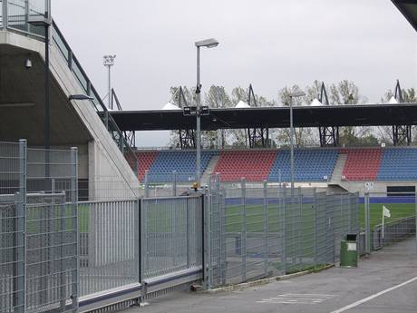 Rheinpark stadion ve Vaduzu: pohled na tribunu za jednou z branek.