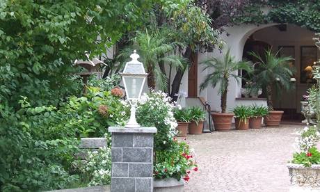 Hotel Sonnenhof. Tady bydl et fotbalist ped zpasem v Lichtentejnsku.