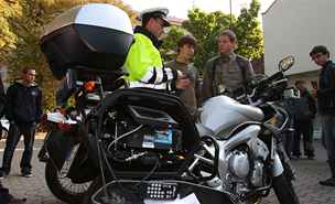 Policisté uili mladé motorkáe bezpenosti na silnicích