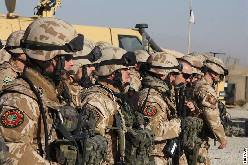 Den českého vojáka v Afghánistánu - nástup před patrolou.