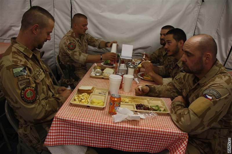 Den českého vojáka v Afghánistánu - Izy (druhý zleva) při snídani.