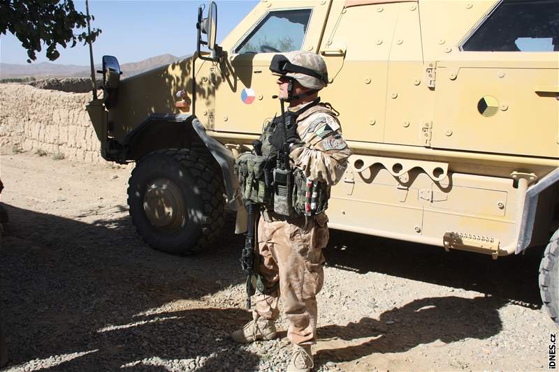 Den eskho vojka v Afghnistnu - Izy pi patrole.
