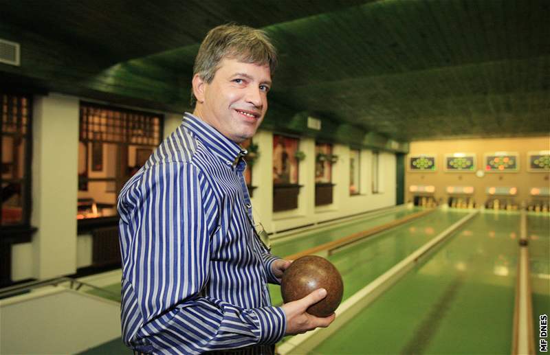 Brnnský primátor Roman Onderka (SSD) si veer krátil ekání na výsledek voleb bowlingem. (16. íjna 2010)