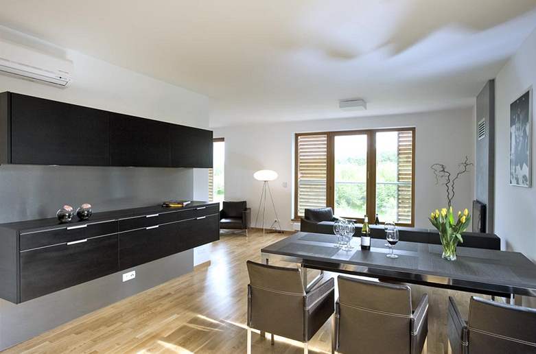 Závsná nábytková stna v odstínu Black Pinie (Eggersmann) opticky podporuje pocit jednoduchosti a lehkosti v interiéru
