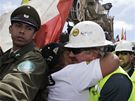 Píbuzná jednoho ze zavalených horník v Chile objímá experta na vrtání Jeffa Harta