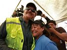 Píbuzná jednoho ze zavalených horník v Chile objímá experta na vrtání Jeffa Harta