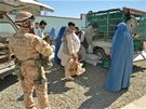 eský PRT v Afghánistánu místním pomáhají i se slepicemi