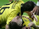 Fotbaisté Dortmundu slaví gól