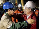 Chilský prezident Sebastián (vpravo) vítá tvrtého zachránného horníka Carlose Mamaniho. (13. íjna 2010)