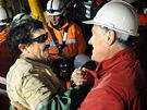Chilský prezident Sebastián (vpravo) vítá tetího zachránného horníka Juana Illanese. (13. íjna 2010)