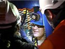 Chilský horník Osman Araya vystupuje ze záchranné klece. (13. íjna 2010)