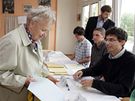 Volii odevzdávali své hlasy v gymnáziu Arabská v Praze 6. (15. íjna 2010)