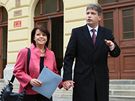 Brnnský primátor Roman Onderka s partnerkou Barborou míí k volbám. (15. íjna 2010)