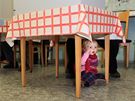 Elika Kováiková, vnuka komunistického poslance Kováika, si hraje pod stolem ve volební místnosti, zatímco její maminka volí. (15. íjna 2010)