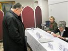 Arcibiskup Dominik Duka odevzdal své volební lístky na Praském hrad. (16. íjna 2010)