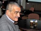 Karel Schwarzenberg a Miroslav Kalousek u si stihli dát spolené povolební pivo. (16. íjna 2010)