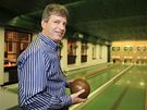 Brnnský primátor Roman Onderka (SSD) si veer krátil ekání na výsledek voleb bowlingem. (16. íjna 2010)