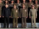 Vojenská pehlídka v Pchjongjangu, které se zúastnil severokorejský vdce Kim ong-il a jeho nejmladí syn a následník Kim ong-un