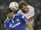 HLAVIKOVÝ SOUBOJ. Klaas-Jan Huntelaar z Schalke (vpedu) bojuje o mí s Georgem Niedermeierem ze Stuttgartu.
