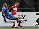 DRUHÝ GÓL. Útoník Nicolas Anelka z Chelsea (v modrém) dává Spartaku Moskva druhý gól zápasu.