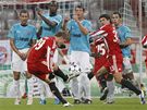 PÍMÁK. Toni Kroos z Bayernu Mnichov zahrává pímý volný kop proti Klui.