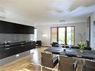 Závsná nábytková stna v odstínu Black Pinie (Eggersmann) opticky podporuje pocit jednoduchosti a lehkosti v interiéru