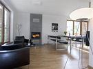 Na pání Romana zvolil architekt barevn kontrastní materiály, podlaha je z masivních dubových parket, sedací nábytek (KFF) z výbrové ke. Jednoduchý stl je z dílny firmy Eggersmann.