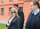 Iveta Bartoová se pi odchodu od rozvodového soudu usmívala (18. íjna 2010)