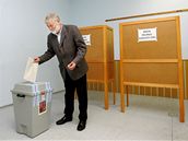 Tebsk zastupitel Pavel Heman volil v 10 hod v Katolickm gymnziu. (16. jna 2010)