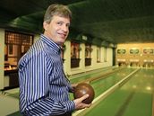 Brnnsk primtor Roman Onderka (SSD) si veer krtil ekn na vsledek voleb bowlingem. (16. jna 2010)