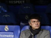 ZAMRAEN GENERL. Jos Mourinho z Realu Madrid se mra, pestoe jeho svenci vedou.