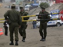 Chilsk policie hld okol dolu San Jos, kde je zavalen tictka hornk. (11. jna 2010)