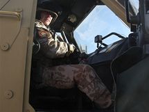 Den českého vojáka v Afghánistánu - Izy na místě velitele vozu.