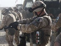 Den českého vojáka v Afghánistánu - nabíjení zbraní před patrolou.