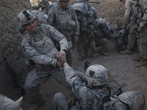 Operace Dragon Strike. Amerit vojci se sna vyistit okol Kandahru od Talibanu