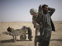 Operace Dragon Strike. Amerit vojci se sna vyistit okol Kandahru od Talibanu