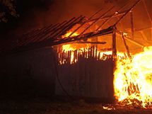 Na Vsetnsku hoel v noci statek, v ohnm znien stodole nalezli hasii lidsk ostatky