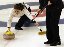 Curling je doslova sport pro vechny. Moc mst, kde by se dal hrt, vak nen.