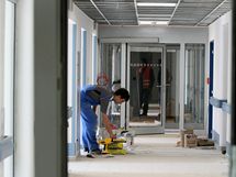 V Pelhimov finiuje pestavba hlavn budovy nemocnice, otevena bude 25. listopadu.