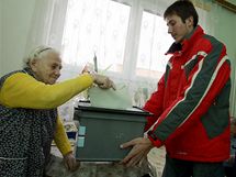 lenov volebn komise ve Velk Btei dorazili 15. jna 2010 s volebn urnou do tamnho domova dchodc. Hlasovac lstek jim odevzdala Marie Antlov.