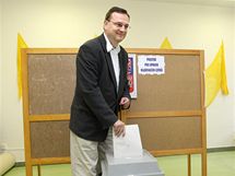 Premiér Petr Nečas (ODS) u voleb v Rožnově pod Radhoštěm. (16. října 2010)